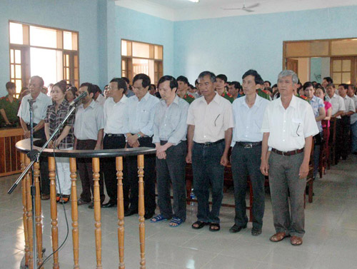 9 cán bộ đấu thầu thuốc hầu tòa ảnh 1